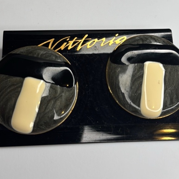 Vintage   80s Vittoria    Gold Tone &  Black  Enamel  Earrings-Initial “T” - Picture 1 of 4